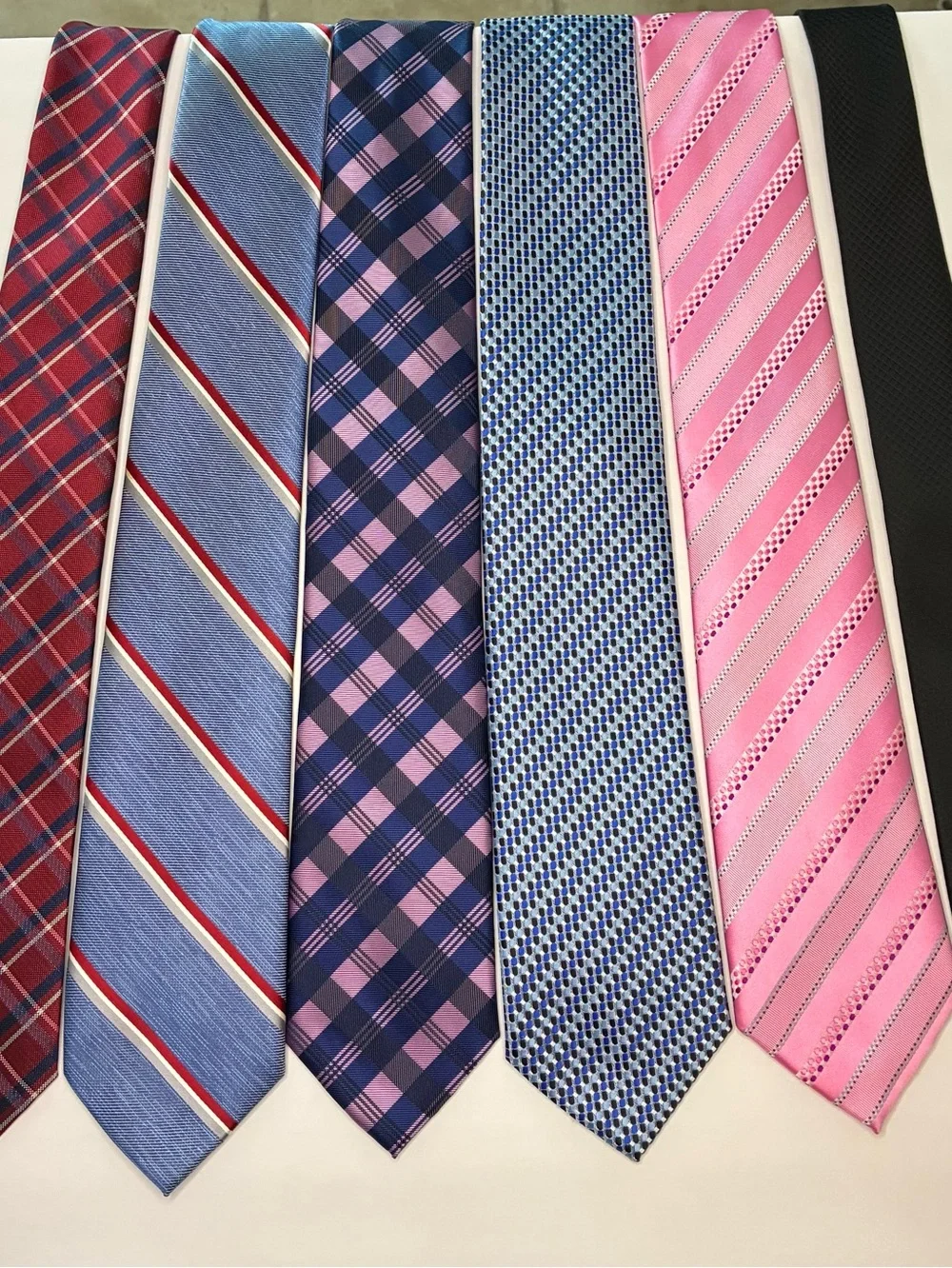 Lot of 26 Mens Designer Neckties in Very Excelant Condition. Polyester NO Junk